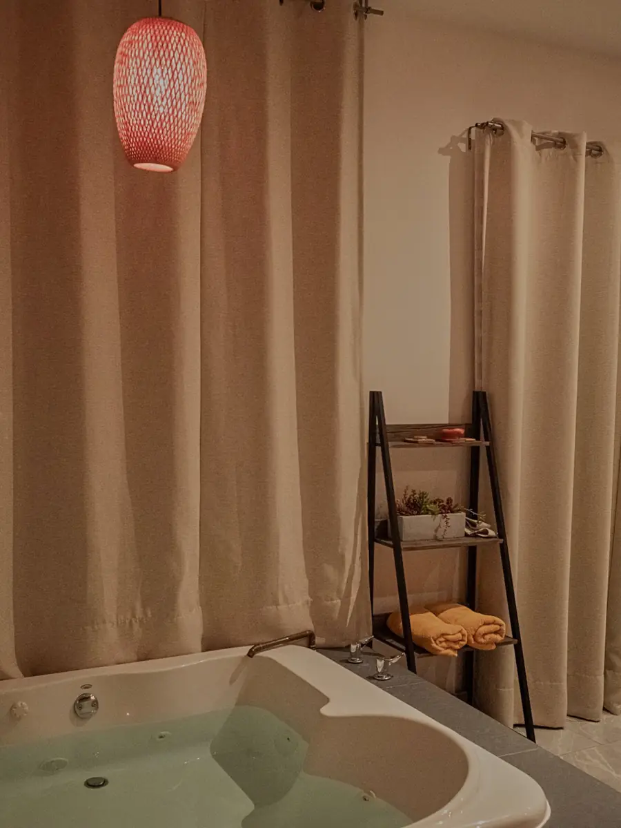 Sala del spa con tina y luz cálida