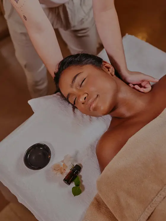 Masaje facial con piedras